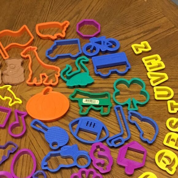 Vintage Farberware 78 Cookie Sandwich Cutters Animals Letters Numbers Holiday - Picture 3 of 6